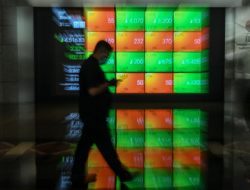 IHSG Menguat 36 Poin ke 8.355, Tapi Rupiah Melemah ke Rp 16.717/USD