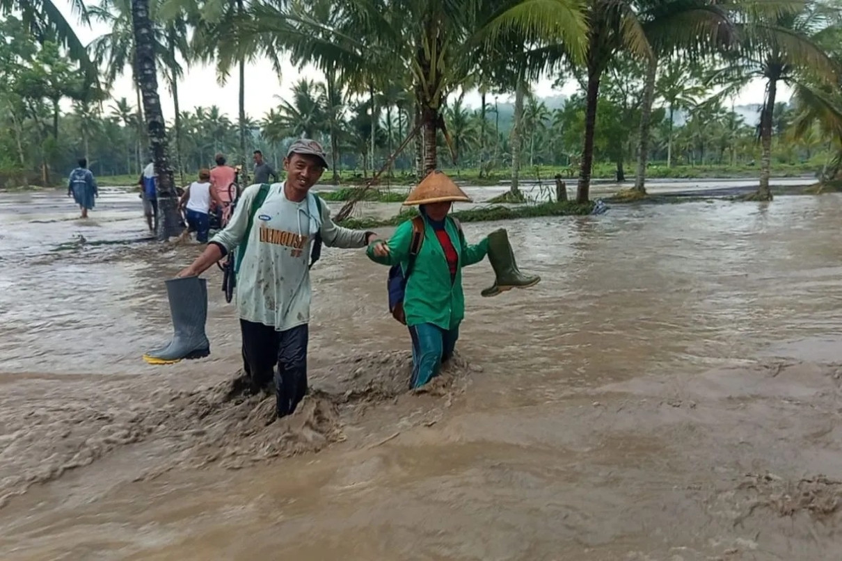 Banjir Lahar Dingin Semeru Terisolasi 300 KK di Lumajang: Jalan Putus, Akses Terputus