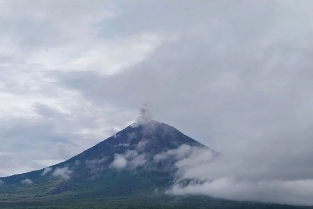Gunung Semeru Erupsi 2025: Kolom Abu 1.000 Meter, Status Waspada, dan Zona Bahaya