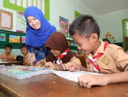 Guru sebagai Sistem Operasi Pendidikan: Membangun Adab di Era Digital