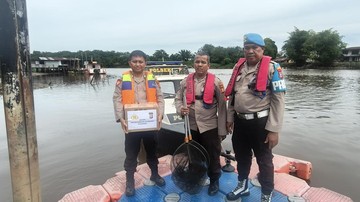 Polsek SKP Pekanbaru Gelar Bansos & Bersih-Bersih Sungai Siak