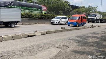 Jalan Pantura Semarang Rusak Parah Pasca Banjir 11 Hari, Aspal Retak dan Berbahaya