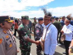 Kunjungan Kerja Menkopolkam RI Jenderal TNI (Purn) Djamari Chaniago ke Mimika Disambut Dandim