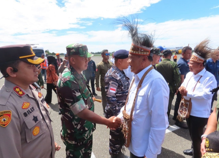 Kunjungan Kerja Menkopolkam RI Jenderal TNI (Purn) Djamari Chaniago ke Mimika Disambut Dandim