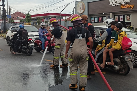 Tumpahan Oli Depok Picu Kecelakaan Beruntun & Macet Parah di Jalan Raya Sawangan