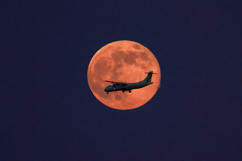 Supermoon Beaver Moon Hiasi Langit Malam: Foto-foto Menakjubkan dari Seluruh Dunia