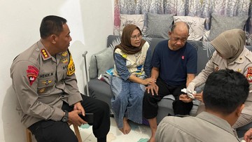 Dansat Brimob Polda Metro Jaya Kunjungi dan Beri Bantuan ke Anggota yang Sakit Menahun