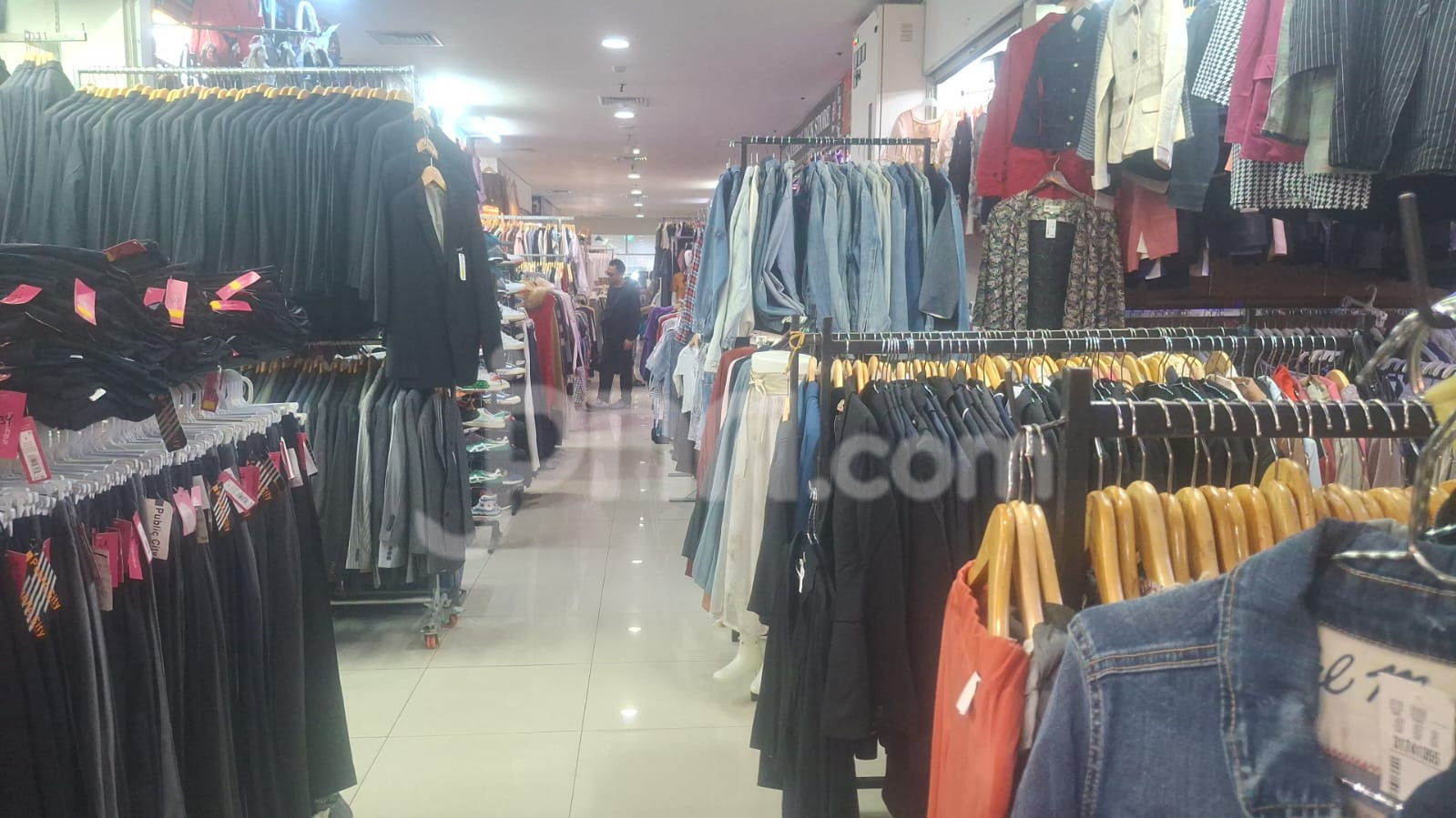 Menteri UMKM Beberkan Penyebab Produk Lokal Dibilang Mahal & Bahaya Impor Baju Bekas