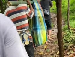 Warga Pandeglang Ditandu Pakai Bambu & Sarung Gara-Gara Jalan Rusak, DPRD Desak Perbaikan Segera