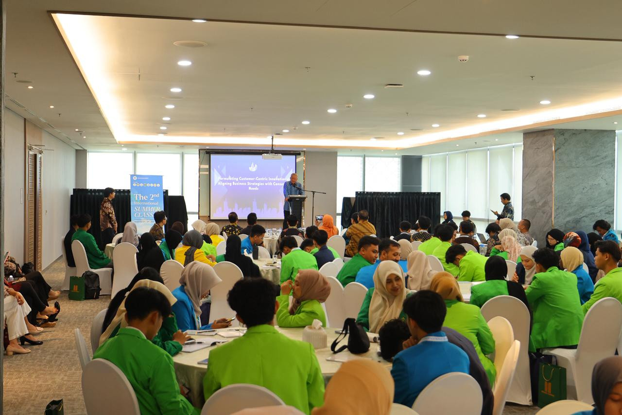 International Summer Class FEB UIN Jakarta 2025 Sukses Kumpulkan 75 Peserta dari 11 Negara di Menara Syariah PIK2