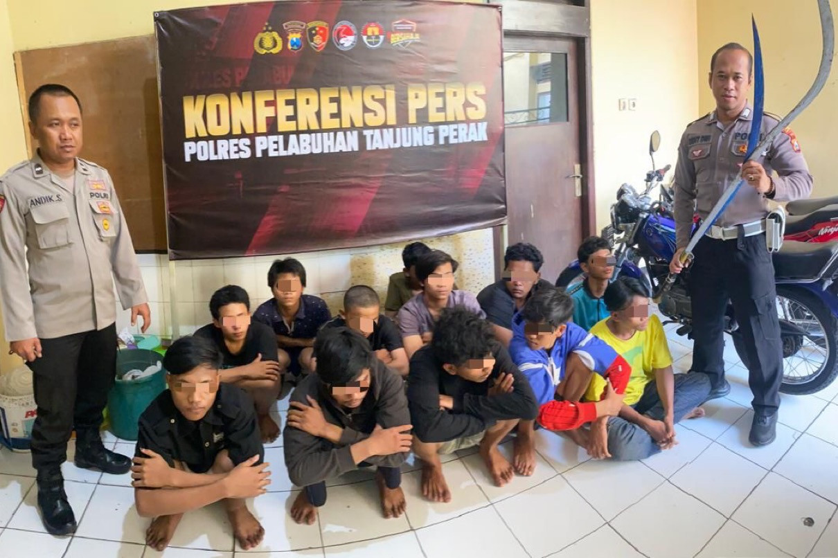 Polsek Kenjeran Gagalkan Tawuran Remaja di Surabaya, 12 Diamankan dan 4 Sajam Disita
