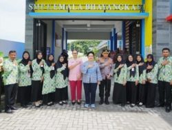 Kapolri Listyo Sigit & Titiek Soeharto Tinjau Bantuan Prabowo di SMP Kemala Bhayangkari