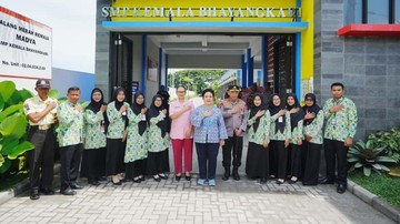 Kapolri Listyo Sigit & Titiek Soeharto Tinjau Bantuan Prabowo di SMP Kemala Bhayangkari