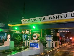 Truk Tronton Tabrak Atap Gardu Tol Banyu Urip Surabaya, Lalu Lintas Dialihkan