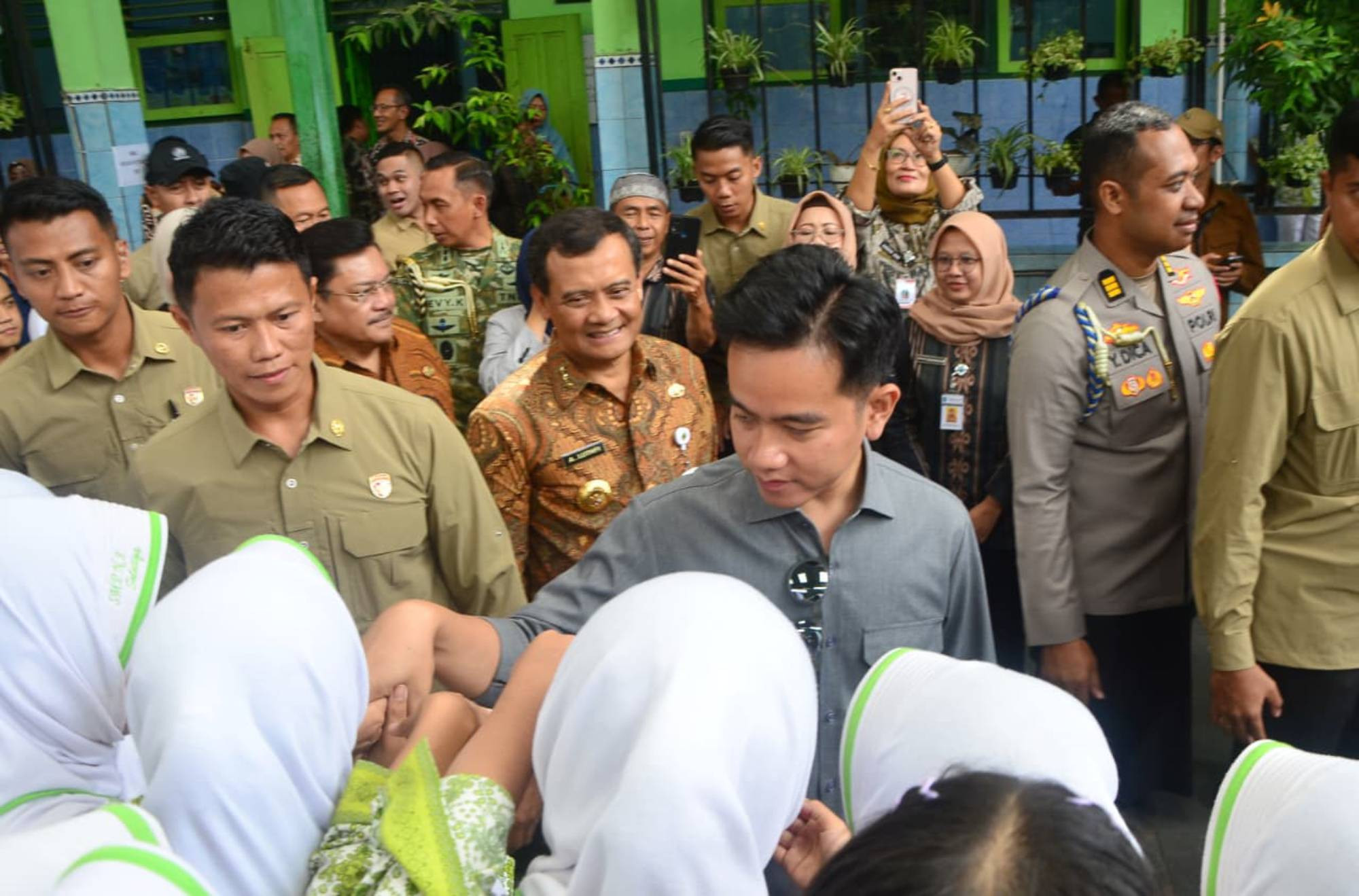 Wapres Gibran Tinjau Program Makan Bergizi Gratis di Salatiga: Capai 6,3 Juta Penerima di Jateng