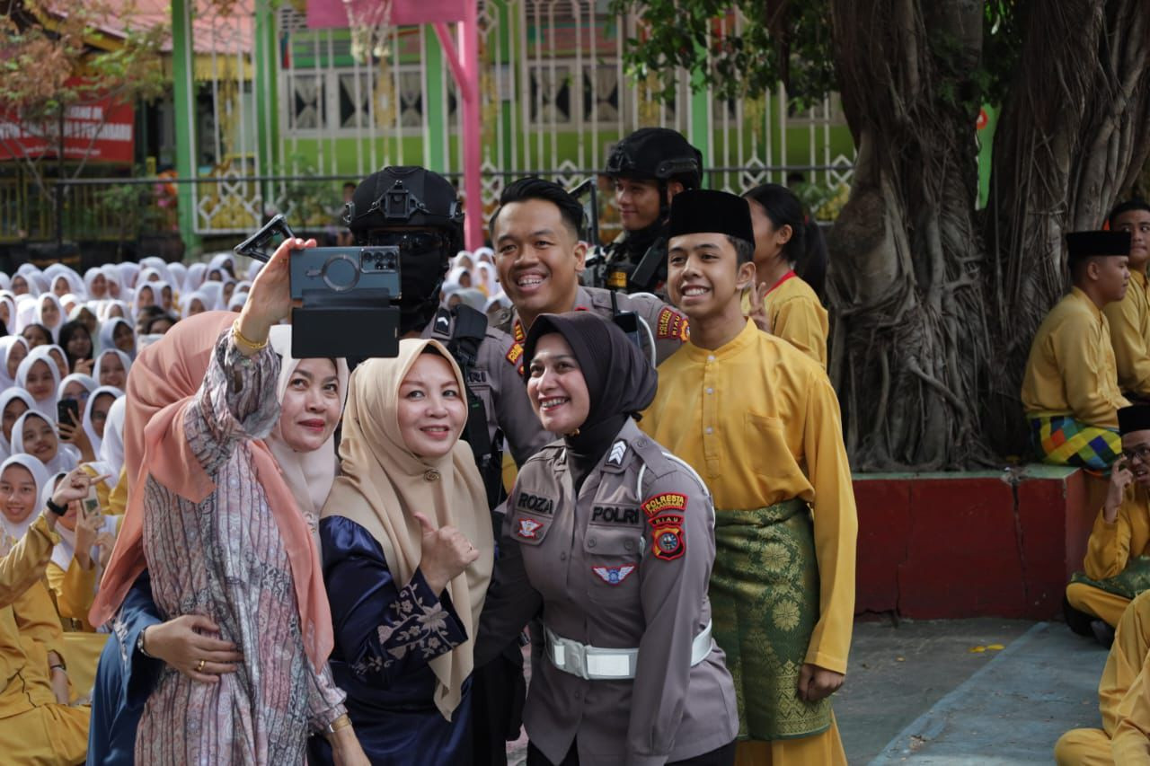 Polresta Pekanbaru Gelar Police Go To School: Edukasi Lantas, Bahaya Narkoba & Green Policing di SMAN 9