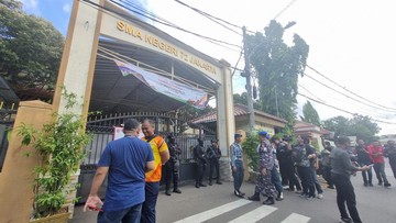 Ledakan Masjid SMAN 72 Jakarta: Senjata Bertulisan Alexandre Bissonnette & Brenton Tarrant Ditemukan