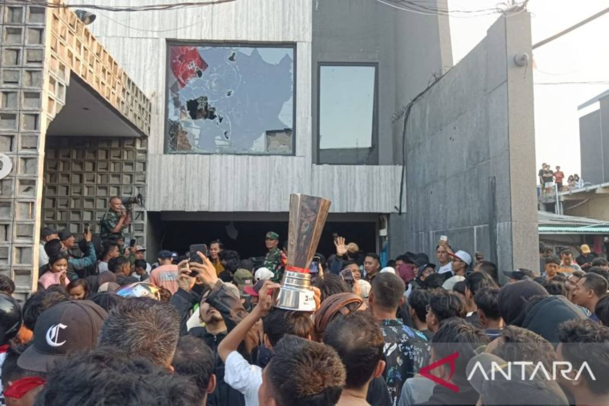 Ahmad Sahroni Buka Suara Soal Isu Kabur ke Singapura Saat Rumahnya Dijarah, Ini Faktanya