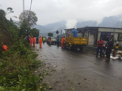 Banjir dan Longsor Putuskan Jalan Batu-Mojokerto, Rumah & Lahan Pertanian Rusak