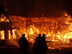 Kebakaran Rumah di Jelambar Baru Jakbar, 19 Unit Damkar Dikerahkan: Kronologi & Korban