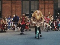 Lirik Lagu Thrift Shop Macklemore: Makna & Kritik Sosial Anti-Konsumerisme