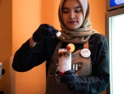 Berry Fit Latte di Surabaya: Kopi Sehat Stroberi oleh Barista Tuli, Cuma Rp30 Ribu!