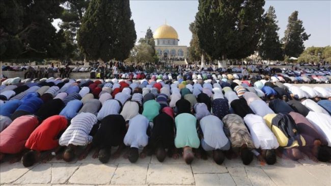 Puluhan Ribu Warga Palestina Shalat Jumat di Al-Aqsha, Tembus Pembatasan Israel
