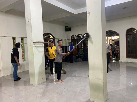 Ledakan SMA 72 Jakarta: Polisi dan Warga Perbaiki Masjid yang Rusak