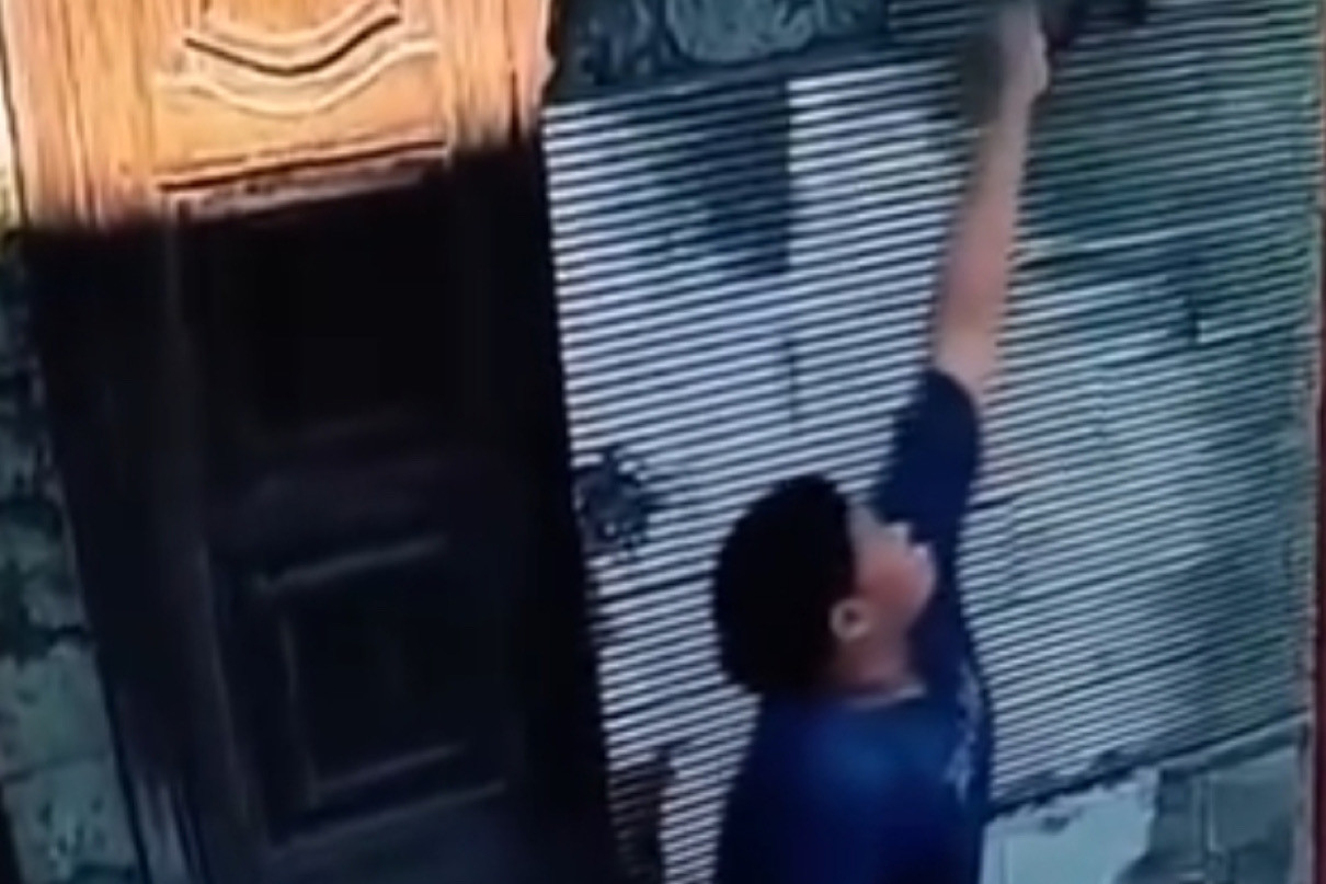 Polrestabes Surabaya Tangkap Ayah dan Anak Curi 20 Lampu Hias Kota Lama