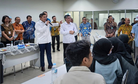 Seskab Teddy Kunjungi PT Denso, Pantau Program Magang Nasional untuk 100 Ribu Fresh Graduate