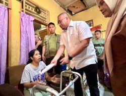 Andre Rosiade Salurkan Bantuan Rp20 Juta untuk Pasangan Suami Istri Sakit di Padang