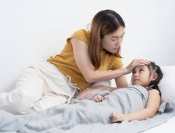 Anak Demam Boleh Mandi? Ini Fakta & Tips Aman Menurut IDAI