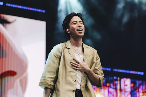 Vidi Aldiano Berjuang Lawan Kanker Ginjal: Ungkapan Haru dan Dukungan untuk Penggemar