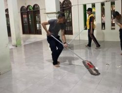 Polres Metro Jakut & Warga Bersih-Bersih Masjid SMA 72 Pasca Ledakan