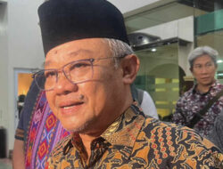 Mendikdasmen Abdul Mu’ti Kunjungi Korban Ledakan SMA Negeri 72, Siapkan Layanan Psikososial