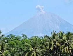 Gunung Semeru Erupsi 2025: Kolom Abu 800 Meter, Status Waspada & Zona Bahaya
