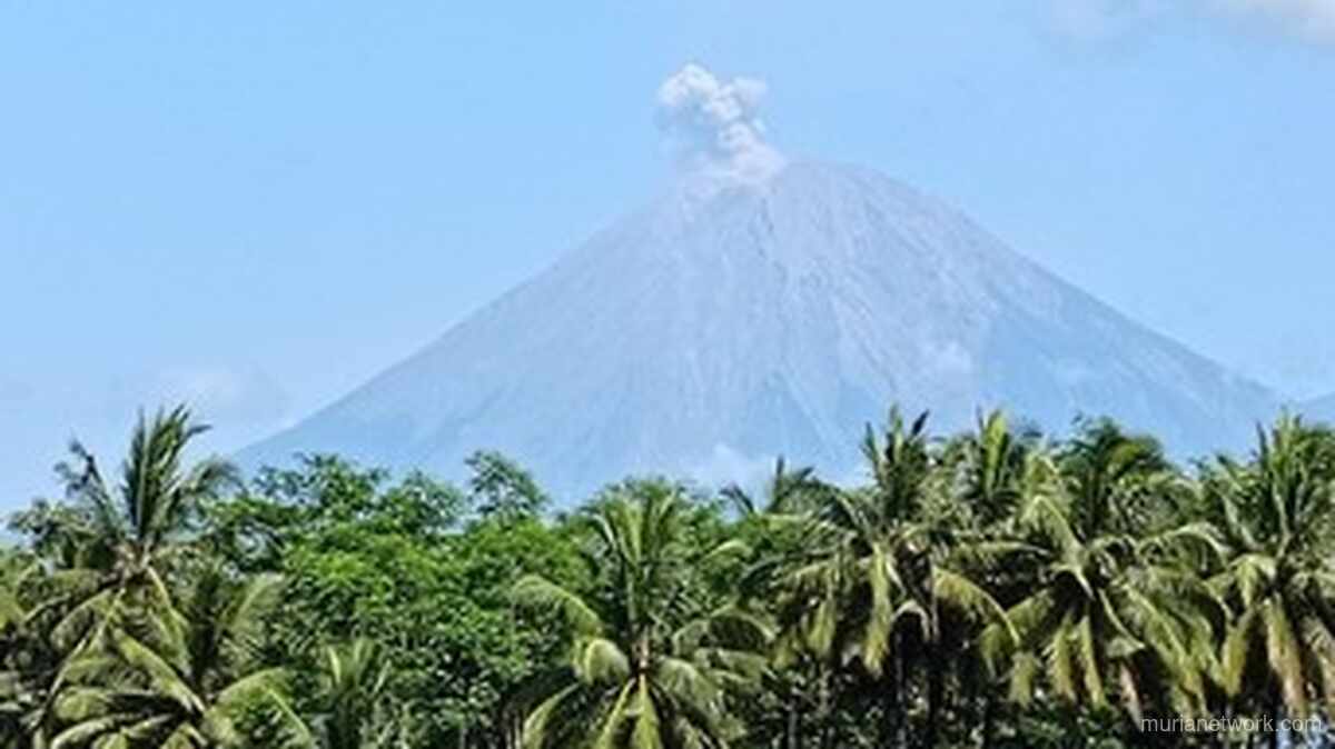 Gunung Semeru Erupsi 2025: Kolom Abu 800 Meter, Status Waspada & Zona Bahaya