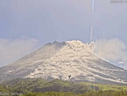 Gunung Merapi Luncurkan 4 Awan Panas Guguran: Status Siaga, Jarak 2.000 Meter