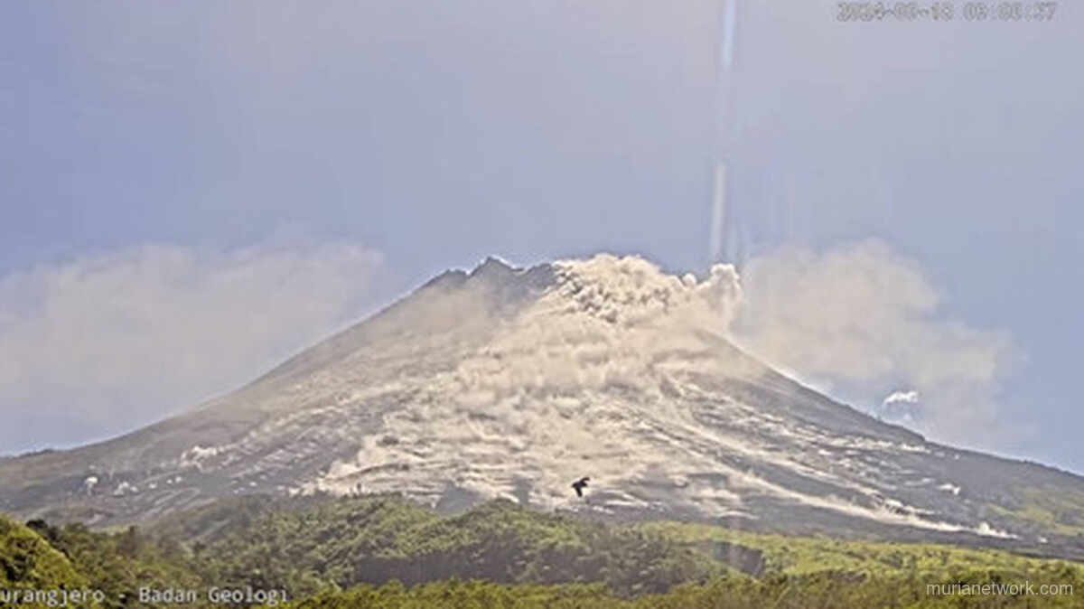 Gunung Merapi Luncurkan 4 Awan Panas Guguran: Status Siaga, Jarak 2.000 Meter