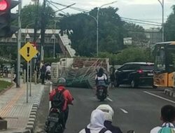 Kecelakaan Truk Terbalik di Kebayoran Lumpuhkan Lalu Lintas, Bus Transjakarta 8C & 9E Terlambat