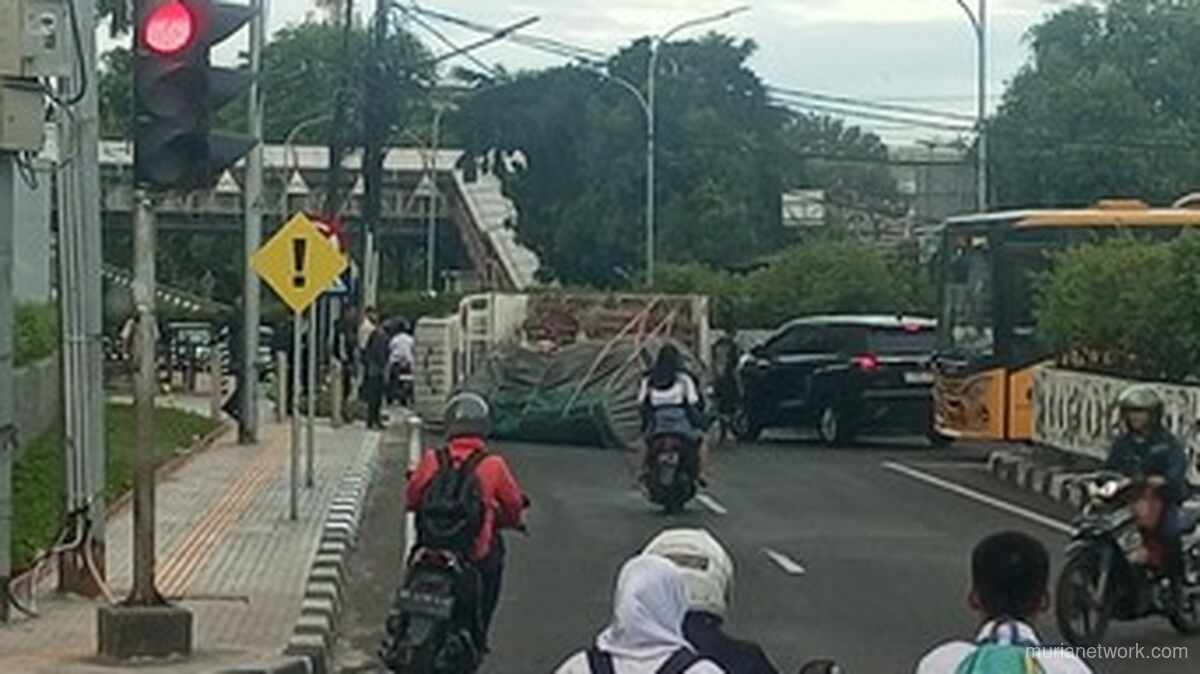 Kecelakaan Truk Terbalik di Kebayoran Lumpuhkan Lalu Lintas, Bus Transjakarta 8C & 9E Terlambat