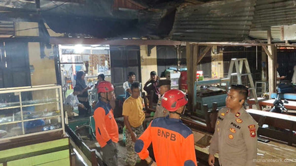 Angin Puting Beliung Terjang Terminal Sidomulyo Melawi, 7 Kios Rusak Parah