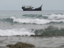 Kapal Pengungsi Rohingya Tenggelam: Korban Tewas Bertambah, Pencarian Diperluas