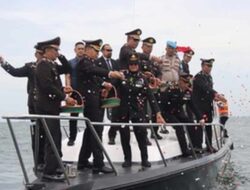 Tabur Bunga di Laut oleh Polres Kepulauan Seribu Peringati Hari Pahlawan 2025
