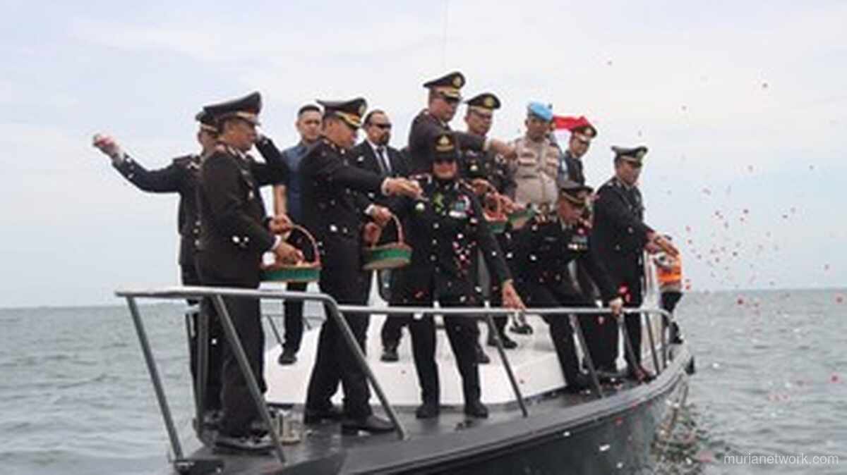 Tabur Bunga di Laut oleh Polres Kepulauan Seribu Peringati Hari Pahlawan 2025