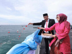 Upacara Tabur Bunga TNI AL di KRI Brawijaya Peringati Hari Pahlawan 2025