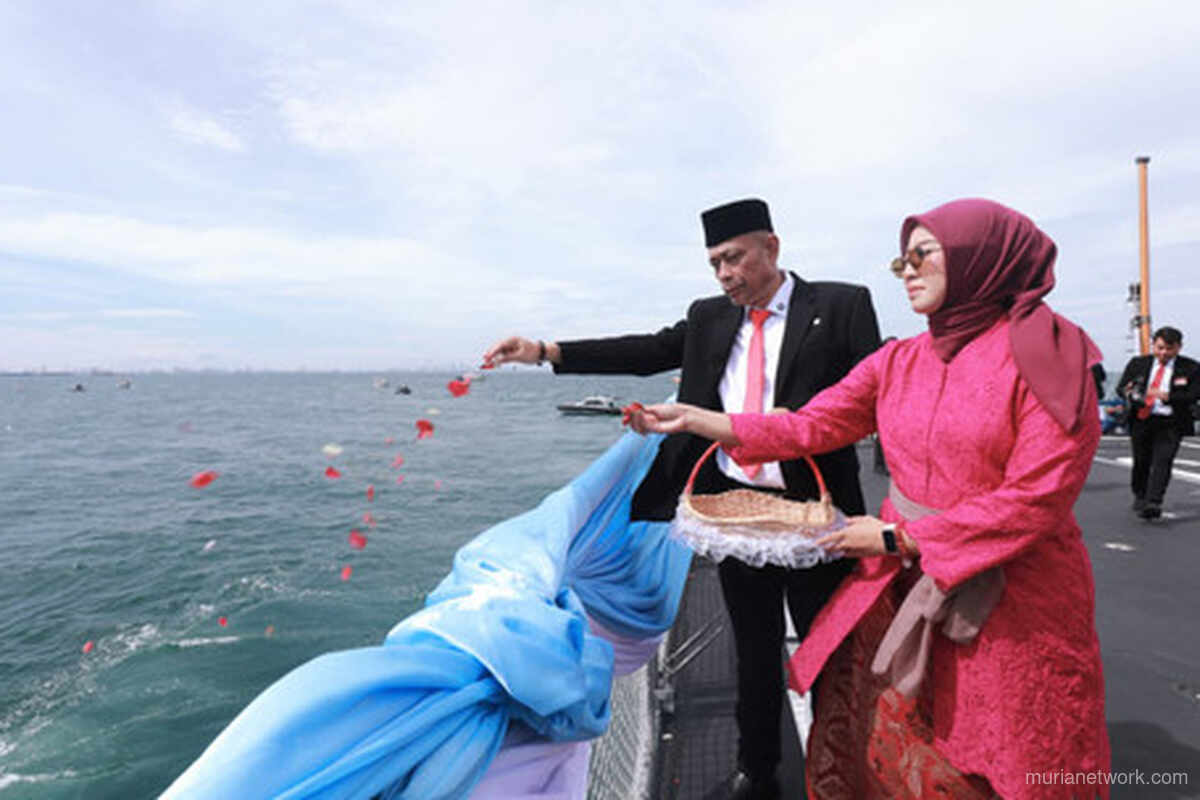 Upacara Tabur Bunga TNI AL di KRI Brawijaya Peringati Hari Pahlawan 2025