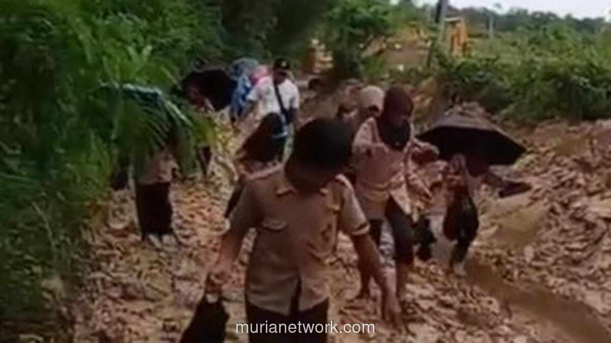 Perjuangan Pelajar Pandeglang Hadapi Jalan Berlumpur 500 Meter Demi Sekolah
