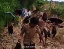 Jalan Rusak 2 Km di Pandeglang, Guru 17 Tahun Mengabdi & Murid Terpaksa Lewati Kubangan