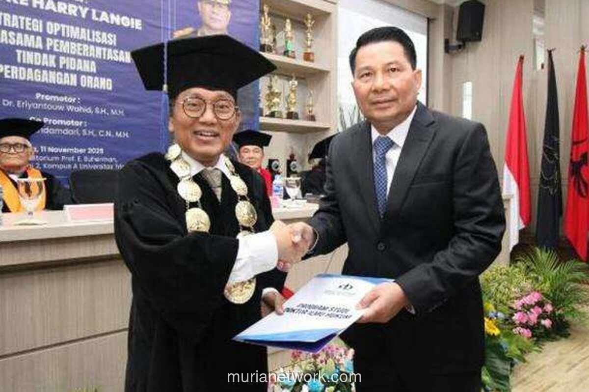 Irjen Roycke Langie Raih Gelar Doktor Cumlaude, Bahas Strategi Pemberantasan TPPO